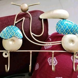 Vintage-Style Scooter Metal Key Hanger Decor